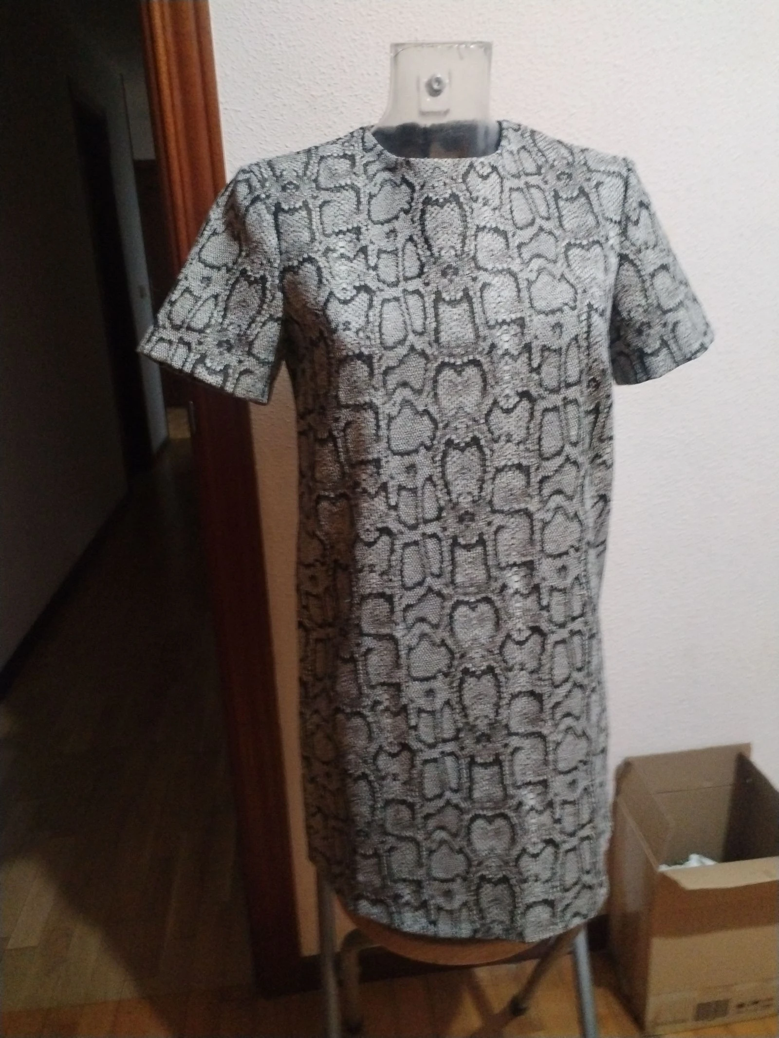 Vestido de verano de Zara con un estampado de serpiente o de cocodrilo
